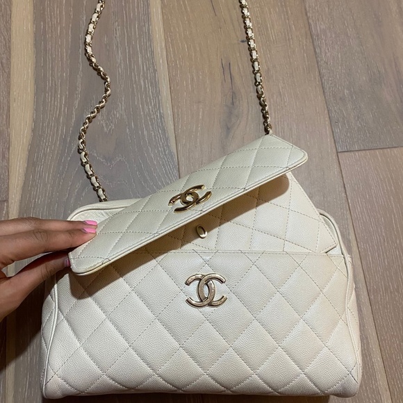 EXCELLENT CONDITION CHANEL CAVIAR CAMERA BAG - Picture 2 of 12